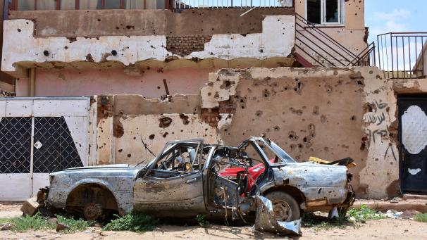 <p>Ein zerstörtes Auto steht vor einem Haus voller Einschüsse. Im Sudan herrscht seit 20 Monaten ein blutiger Machtkampf. Der Konflikt hat die nach UN-Angaben weltweit größte Flüchtlingskrise ausgelöst. Mehr als zehn Millionen Menschen wurden vertrieben oder flohen, viele von ihnen mehrfach.</p>