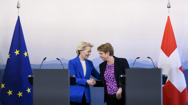 <p>Die Schweizer Bundespräsidentin Viola Amherd (rechts) schüttelt der Präsidentin der Europäischen Kommission Ursula von der Leyen nach einer Pressekonferenz die Hand. Van der Leyen stattet der Schweiz einen offiziellen Besuch ab, um den Abschluss der Verhandlungen zwischen der EU und der Schweiz feierlich zu begehen.</p>