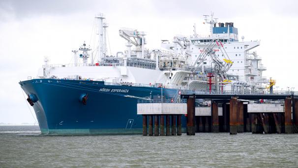 <p>Das Spezialschiff „Höegh Esperanza“, ein schwimmendes LNG-Terminal, liegt am Anleger.</p>