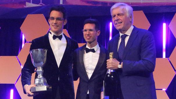 <p>RACB-Präsident Francois Cornélis ehrt die Rallye-Weltmeister Thierry Neuville und Martijn Wydaeghe.</p>