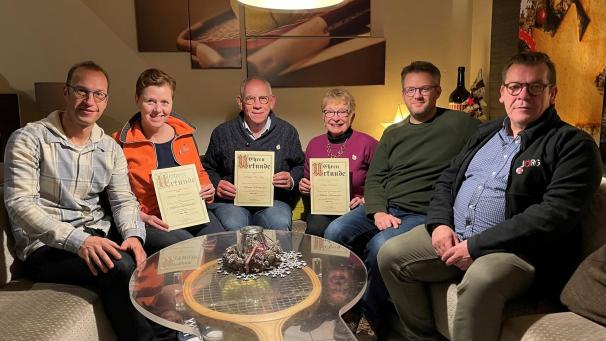<p>Zum Abschluss der erfolgreichen Spielzeit wurden Odilia Rosewick, Hubert Van Eijs und Sabine Schumacher (v.l.) für ihre 25-jährige Mitgliedschaft geehrt.</p>