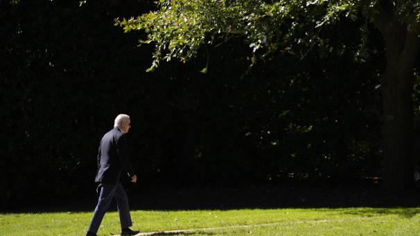<p>2020 war Joe Biden (hier beim Gang zum Oval Office im Weißen Haus) als Kandidat des Übergangs angetreten, um Trump zu schlagen und dann an die nächste Generation weiterzugeben. Doch er gab die Macht nicht ab, klammerte sich an sein Amt und versäumte es, systematisch jemanden als Nachfolger aufzubauen.</p>