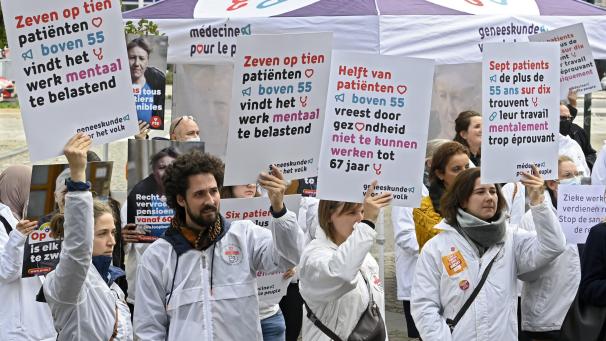 <p>Oktober 2021: Protest gegen die Pläne der Vivaldi-Regierung, strenger gegen Langzeitkranke vorzugehen.</p>