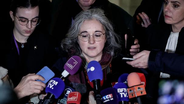 <p>Gaelle Paty (M), Schwester von Samuel Paty, spricht zu Journalisten im Pariser Sondergericht. Im Zusammenhang mit dem islamistisch motivierten Mord an dem Lehrer sind acht Menschen verurteilt worden.</p>
