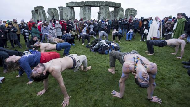 <p>Tausende Menschen nehmen an den Feierlichkeiten zur Wintersonnenwende in Stonehenge teil.</p>