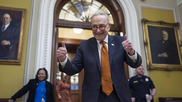 <p>Der Mehrheitsführer im Senat, Chuck Schumer, D-N.Y., jubelt im Kapitol, als der Senat mit der Abstimmung über das Gesetz zur Finanzierung der Regierung beginnt, gerade rechtzeitig, um die Mitternachtsfrist einzuhalten. Der US-Kongress hat einen drohenden Stillstand der Regierungsgeschäfte im letzten Moment abgewendet.</p>