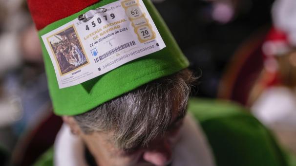 <p>Ein Zuschauer wartet auf den Beginn der jährlichen Weihnachtslotterie-Ziehung, bekannt als El Gordo oder Der Dicke, im Teatro Real.</p>