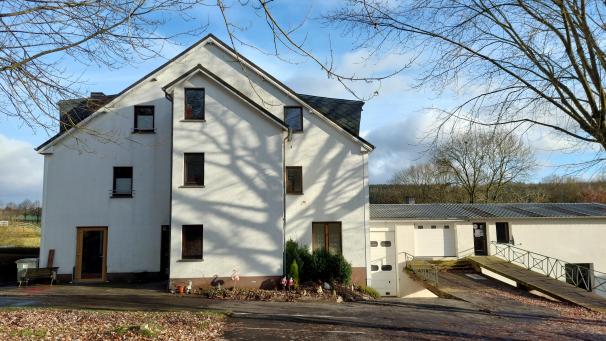 <p>Das frühere Dabei-Gebäude am Alter Wiesenbacher Weg befindet sich im Besitz des ÖSHZ St.Vith. Es werden Umbaumaßnahmen getroffen, um die Räumlichkeiten künftig zu vermieten und selbst zu nutzen.</p>