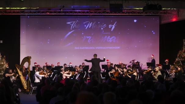 <p>Unter Leitung von Simen Van Meensel präsentierte das Eastbelgica Orchester Weihnachtsklassiker von „Rudolph“ bis „Joy to the world“. Im Rahmen des zweieinhalbstündigen Programms traten auch mehrere Chöre auf.</p>
