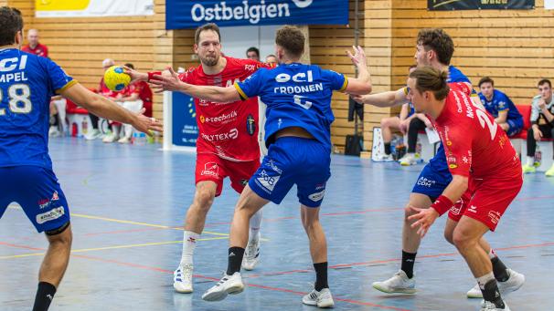 <p>Bartosz Kedziora (beim Wurf) fand nach der Niederlage gegen die Lions deutliche Worte.</p>