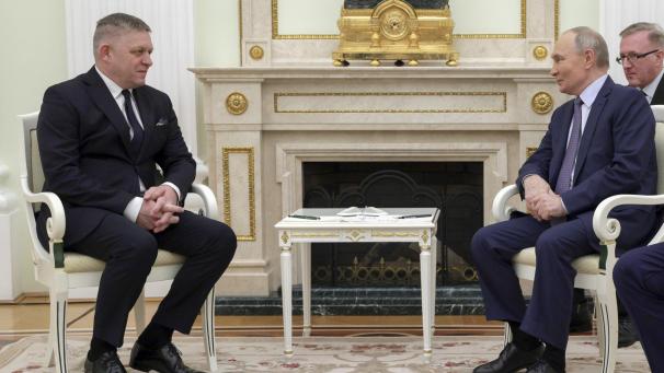 <p>Der russische Präsident Wladimir Putin und der slowakische Ministerpräsident Robert Fico (links) führen ein Gespräch bei ihrem Treffen im Kreml.</p>