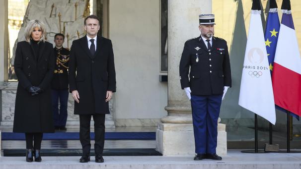 <p>Der französische Präsident Emmanuel Macron und seine Frau Brigitte Macron legen im Elysee-Palast in Paris eine Schweigeminute ein, nachdem Macron einen nationalen Trauertag für die Opfer des Zyklons Chido im Indischen Ozean ausgerufen hat.</p>