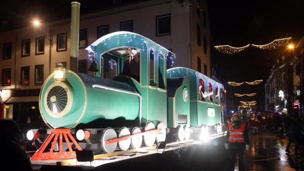 <p>Blickfang der Malmedyer Weihnachtsparade: der Pole Express</p>