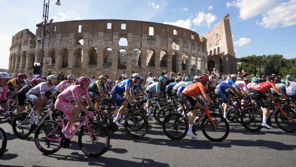 <p>Radfahrer, darunter Tadej Pogacar aus Slowenien vom UAE Team Emirates im Rosa Trikot des Gesamtführenden, fahren im Juni 2024 am antiken Kolosseum vorbei.</p>