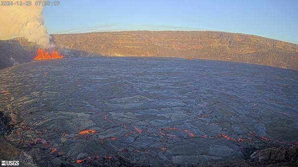 <p>uf diesem Luftbild des U.S. Geological Survey ist eine Eruption auf dem Gipfel des Kilauea-Vulkans auf Big island, Hawaii zu sehen.</p>