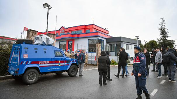 <p>Menschen versammeln sich in der Nähe einer Munitionsfabrik, in der sich eine Explosion ereignete.</p>