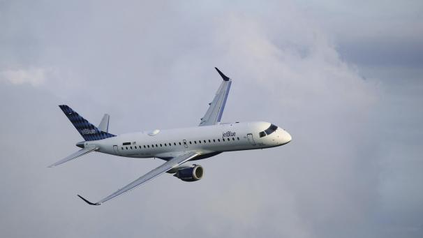 <p>Ein Passagierflugzeug vom Typ Embraer 190 bei einem Testflug über Brasilien.</p>