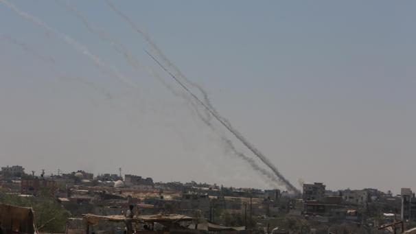 <p>Am Himmel sind Rauchspuren von Raketen zu sehen, die vom Gazastreifen aus auf Israel abgefeuert wurden.</p>