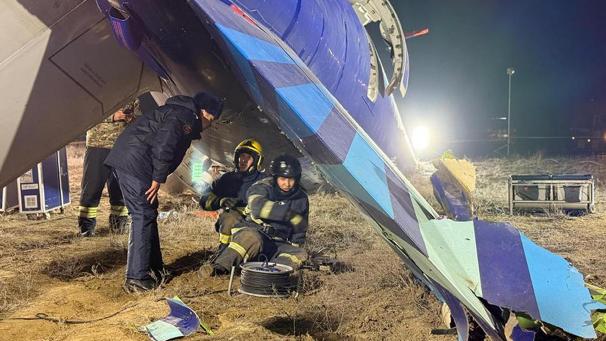 <p>Auf diesem vom Pressedienst des kasachischen Katastrophenschutzministeriums zur Verfügung gestellten Foto arbeiten Rettungskräfte am Wrack der Embraer 190 der Azerbaijan Airlines in der Nähe des Flughafens von Aktau.</p>