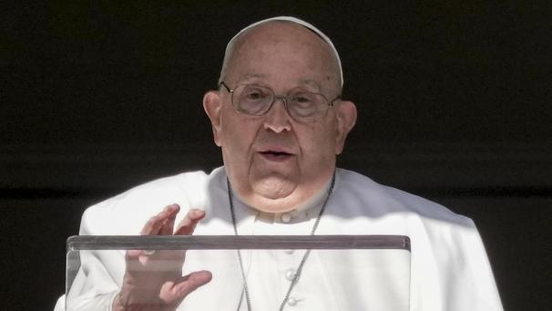 <p>Papst Franziskus spricht das Angelus-Mittagsgebet mit Blick auf den Petersplatz im Vatikan.</p>
