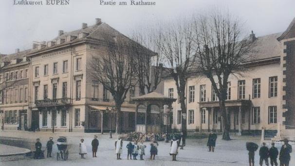 <p>Der alte Rathausplatz in der Oberstadt wurde mit einem Pavillon geschmückt.</p>