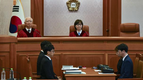 <p>Die Richter Lee Mi-son und Cheong Hyung-sik sitzen während der ersten vorbereitenden Anhörung eines Verfahrens über die Gültigkeit der Amtsenthebung von Präsident Yoon durch die Nationalversammlung im Verfassungsgericht von Korea in Seoul.</p>