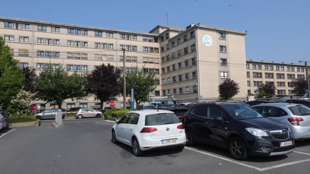 <p>Ein Blick auf das „Grand Hopital de Charleroi“</p>