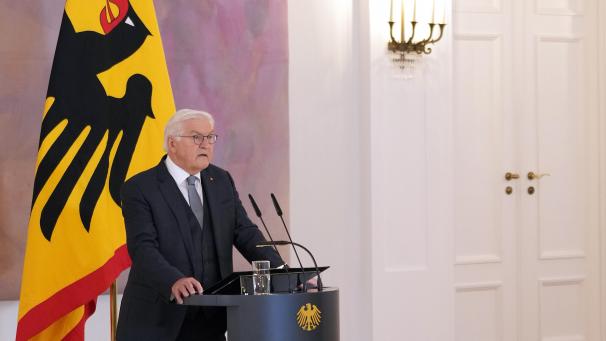 <p>Bundespräsident Frank-Walter Steinmeier gibt die Entscheidung über die Auflösung des Deutschen Bundestages bekannt. Steinmeier hat den Bundestag aufgelöst und die Neuwahl für den 23. Februar kommenden Jahres angesetzt.</p>