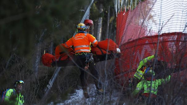 <p>Medizinisches Personal transportiert den Franzosen Cyprien Sarrazin, nachdem er während des Trainings in ein Schutznetz gestürzt ist.</p>
