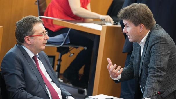 <p>Der scheidende Brüsseler Ministerpräsident Rudi Vervoort (PS, links) im Gespärch mit Sven Gatz (Open VLD, rechts)</p>