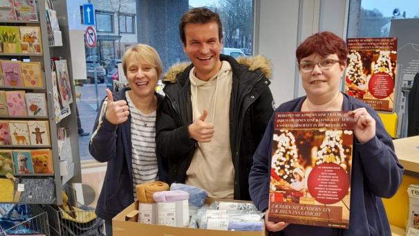 <p>Das Team des Zeemans konnte Betreuer David Sarlette eine große Menge an Spenden überreichen.</p>