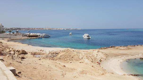 <p>Ein Badestrand im ägyptischen Hurghada</p>