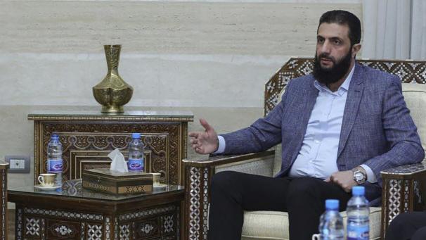 <p>Dieses von der offiziellen syrischen Nachrichtenagentur SANA veröffentlichte Foto zeigt den Anführer der Islamistengruppe HTS in Syrien, Ahmed al-Scharaa (r), bei einem Treffen mit dem Sondergesandten der Vereinten Nationen für Syrien, Pederson (nicht im Bild), in Damaskus.</p>