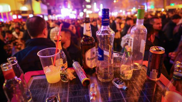 <p>Leere Flaschen und anderer Müll steht auf einem Mülleimer vor der Großen Freiheit auf der Reeperbahn kurz nach dem Jahreswechsel.</p>