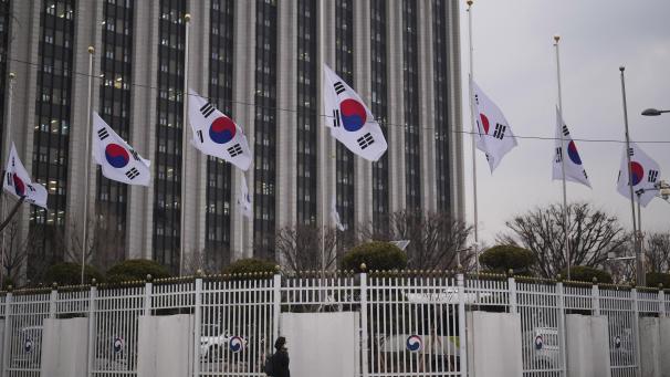 <p>Südkoreanische Nationalflaggen wehen auf halbmast vor dem Regierungsgebäude.</p>