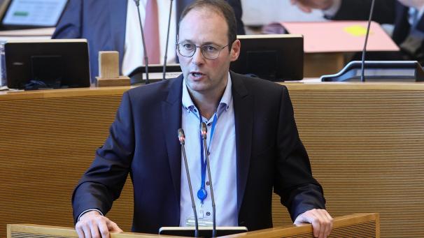 <p>Auch Malmedys Bürgermeister-Abgeordneter Jean-Paul Bastin („Les Engagés“), hier am Rednerpult des wallonischen Parlaments in Namur, muss seine Bürgermeisterbezüge künftig sozialen Zwecken spenden.</p>