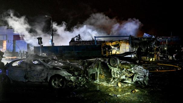 <p>Nach einem russischen Luftangriff sind in Saporischschja im Südosten der Ukraine verkohlte Autos zu sehen. Der Ukrainekrieg prägte auch das Jahr 2024.</p>