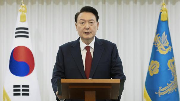 <p>Auf diesem vom südkoreanischen Präsidialamt über Yonhap veröffentlichten Foto spricht der suspendierte südkoreanische Präsident Yoon Suk Yeol in der Präsidentenresidenz.</p>