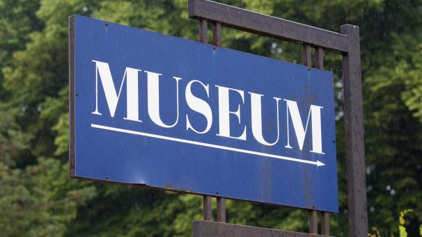<p>Ein Schild am Eingang zum Ofen- und Keramikmuseum Velten. Kunstmuseen in Nordrhein-Westfalen melden für 2024 steigende Besucherzahlen.</p>
