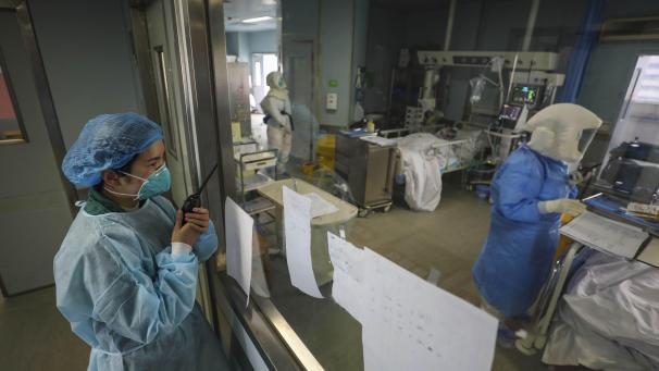<p>Ein Mitglied des medizinischen Personals spricht mit einem Kollegen, der auf der Unterdruck-Isolationsstation des Krankenhauses Jinyintan in Wuhan arbeitet, die für kritische Covid-19-Patienten vorgesehen ist.</p>
