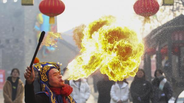 <p>Künstler führt auf einem Tempelfest Feuerspucken vor. In ganz China feiern die Menschen das chinesische Neujahrsfest mit Tempelfesten, Laternenvorführungen und anderen Veranstaltungen.</p>
