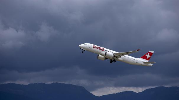 <p>Ein Flugzeug des Typs Airbus A220-300 (HB-JCS) von Swiss International Air Lines startet am Genfer Flughafen.</p>