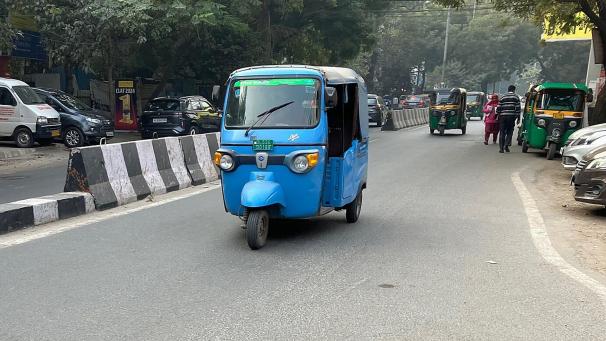 <p>Der legendäre Kleintransporter auf drei Rädern namens Ape, italienisch für Biene, wird nach mehr als einem Dreivierteljahrhundert künftig nur noch in Indien gebaut.</p>