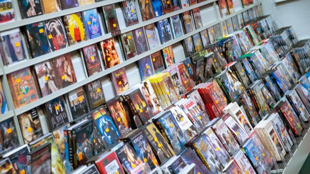 <p>Filmtitel zur Ausleihe: Für ihre Berechnungen betrachteten die Forscher aus den USA die im Film eingeblendeten Untertitel von mehr als 160.000 Werken aus den Jahren 1970 bis 2020.</p>