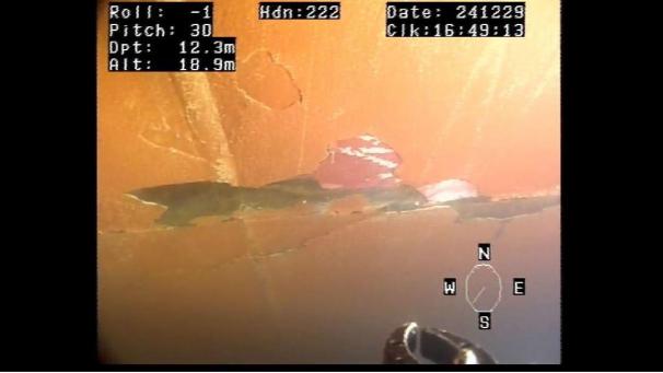 <p>Eine Unterwasseraufnahme der finnischen Polizei zeigt die mutmaßlich von einer Ankerkette verursachten Schäden am Rumpf des Tankers „Eagle S“.</p>
