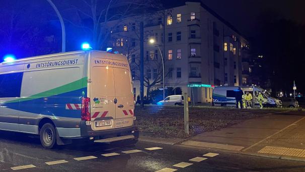 <p>Fahrzeuge vom Entstörungsdienst der Berliner Wasserbetriebe steht an der Ecke Seestraße / Antwerpener Straße. In weiten Teilen Berlins ist am Silvesterabend das Wasser ausgefallen. Grund ist ein Rohrschaden in der Seestraße im Stadtteil Wedding, wie die Berliner Wasserbetriebe auf X mitteilten.</p>