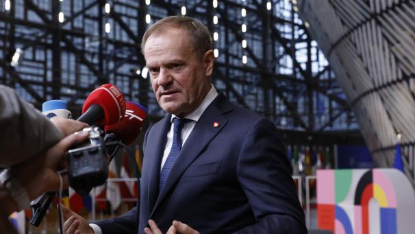 <p>Polens Ministerpräsident Donald Tusk spricht mit den Medien vor einem Gruppenfoto auf einem EU-Gipfel.</p>
