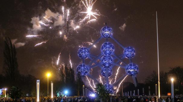 <p>Rund 50.000 Besucher sahen sich das Feuerwerk am Brüsseler Wahrzeichen Atomium an.</p>