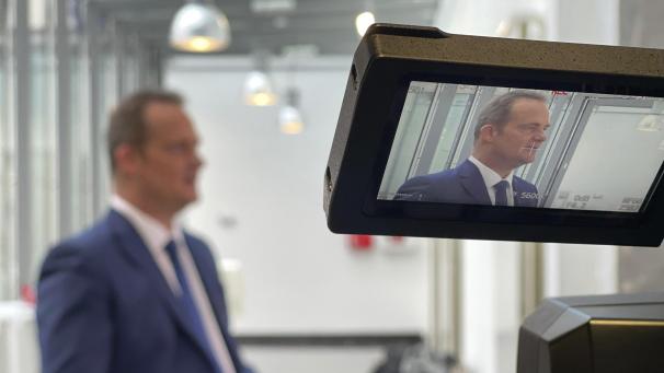 <p>DG-Ministerpräsident Oliver Paasch (hier bei der Aufzeichnung) hat in seiner Neujahrsansprache versucht, Zuversicht zu verbreiten. „Ja, wir leben in schwierigen Zeiten. Zugleich gibt es aber auch viele Gründe, zuversichtlich in die Zukunft zu blicken. Es gibt keinen Anlass, den Kopf in den Sand zu stecken“, sagte der Eupener Regierungschef.</p>