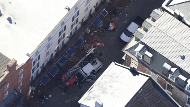 <p>Ermittler arbeiten am Tatort, nachdem ein Fahrzeug in eine Menschenmenge auf der Canal und Bourbon Street in New Orleans gefahren ist.</p>